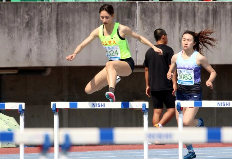 公開女400公尺跨欄決賽,國體大羅佩琳以1:02.98再破大會。林嘉欣/攝影。
