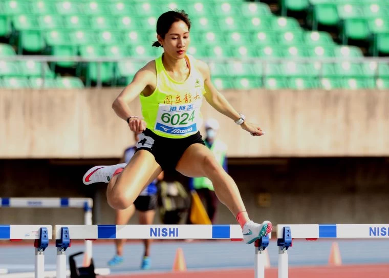 公開女400公尺跨欄決賽,國體大羅佩琳以1:02.98再破大會。林嘉欣/攝影。