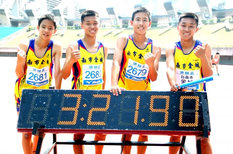 國男4x400m接力決賽，南市金城國中吳威翰／戴偉智／楊子慶／戴偉勛3:23.13奪金破大會並超越全中運紀錄。林嘉欣／攝影。