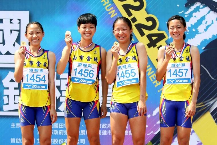 金城國中勇奪港都盃國女4*400公尺接力冠軍。林嘉欣／攝影。