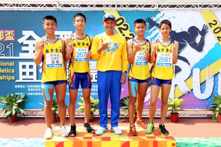 國男4x400m接力決賽，南市金城國中吳威翰／戴偉智／楊子慶／戴偉勛3:23.13奪金破大會並超越全中運紀錄。林嘉欣／攝影。