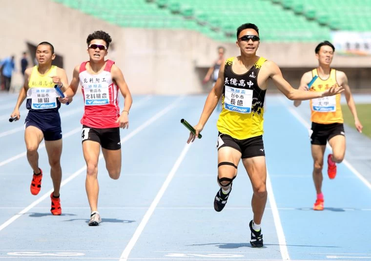 高男4x400m接力決賽。林嘉欣／攝影。