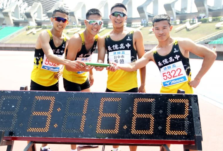 高男4x400m接力決賽,長億高中蕭羽祐/宋程宇/王柏亞/林于烜打破高懸18年的大會紀錄。林嘉欣/攝影。