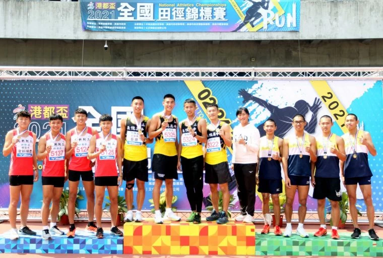 高男4x400m接力決賽,長億高中蕭羽祐/宋程宇/王柏亞/林于烜打破高懸18年大會紀錄。林嘉欣/攝影。