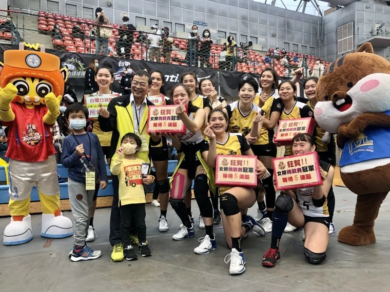 台電女排賽後大合照。中華民國排球協會提供