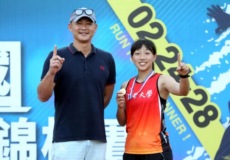 清大史上首位達標亞運田徑選手邱于庭和教練周宜辰。林嘉欣／攝影。