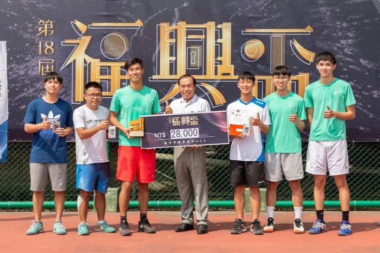 台灣福興工業股份有限公司林瑞章董事長頒獎予中原大學B隊。海碩整合行銷提供