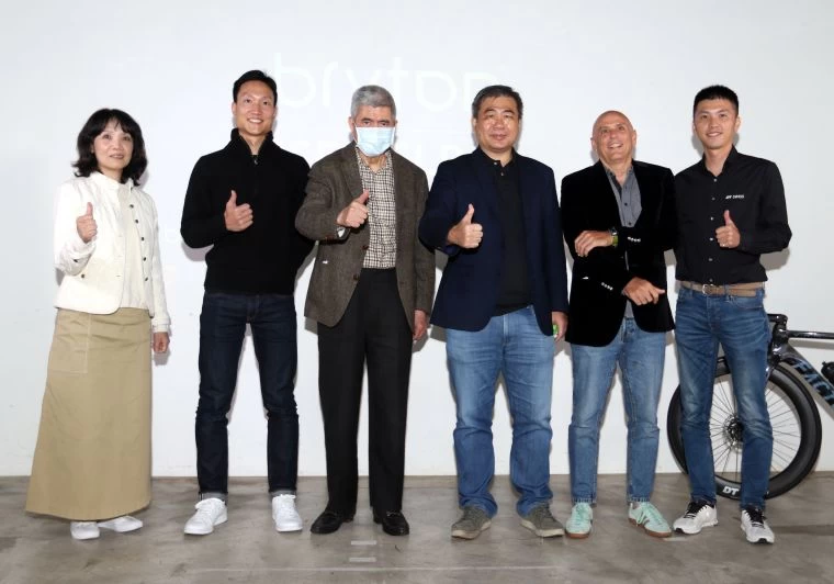 Team Bryton Icefield贊助商合照。林嘉欣/攝影。