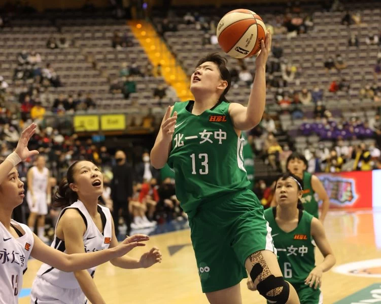 北一女蔡佑蓮13分、14籃板「雙十」。大會提供