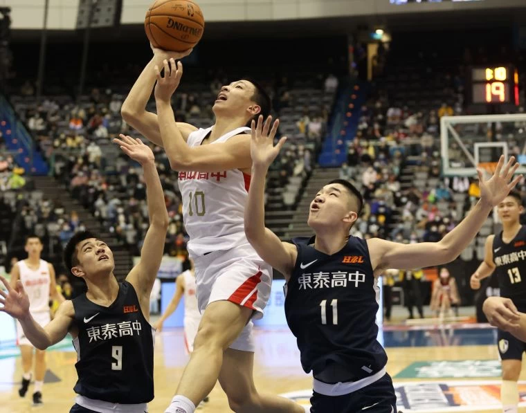 南山宋昕澔三分球6投中3飆29分、10籃板「雙十」。李天助攝