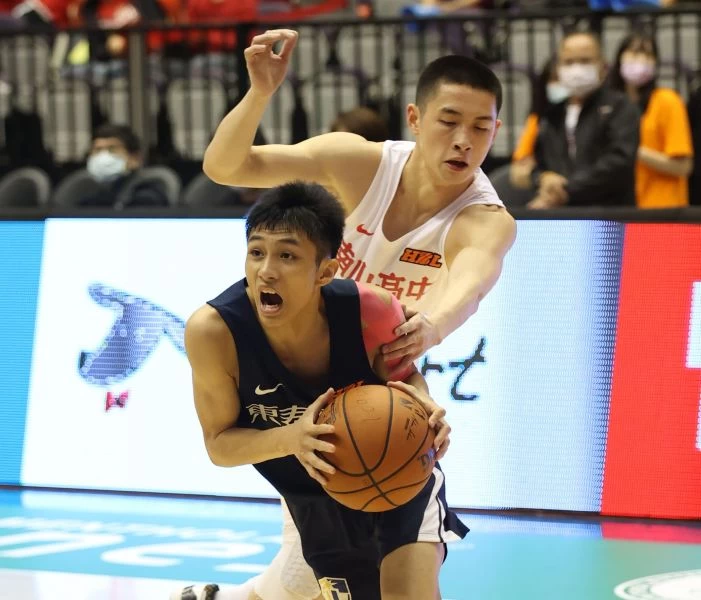 腸胃炎吊點滴的東泰廖慈恩三分球16投中5拿21分、8籃板。李天助攝