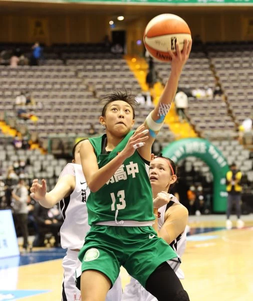 陽明高一菜鳥新人后大熱門張聿嵐16分、12籃板8度「雙十」。大會提供