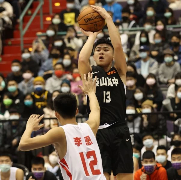 泰山劉丞勳19分、13籃板「雙十」。李天助攝