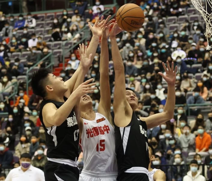 泰山雙槍蔡宸綱(右)、劉丞勳(左)包夾光復中鋒鄭名斈。李天助攝