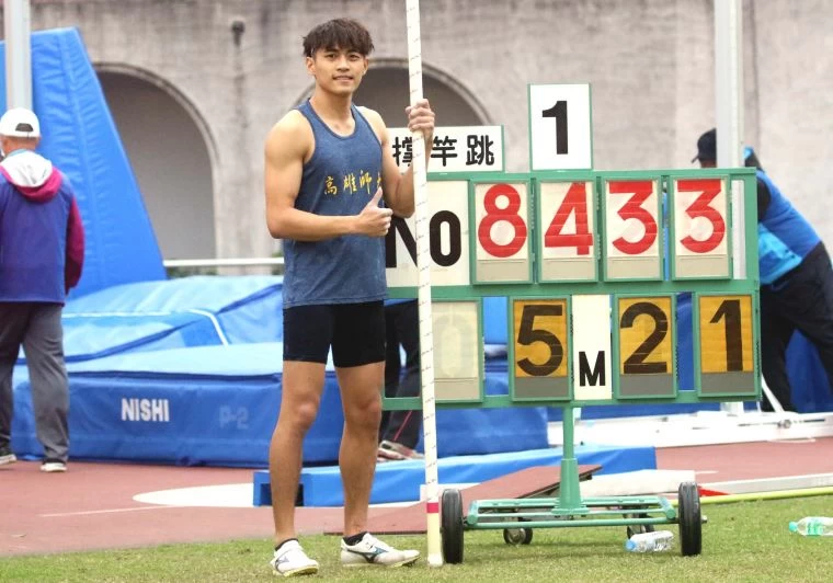 高雄師大黃湧富以5.21打破高懸7年的青年盃公開男子撐竿跳高紀錄,躍居歷年第7傑。林嘉欣/攝影。