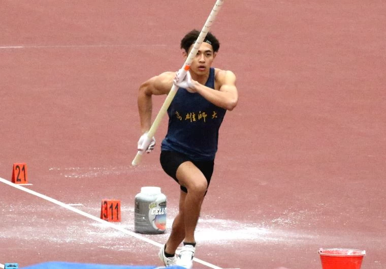 高雄師大黃湧富以5.21打破高懸7年的青年盃公開男子撐竿跳高紀錄,躍居歷年第7傑。林嘉欣/攝影。