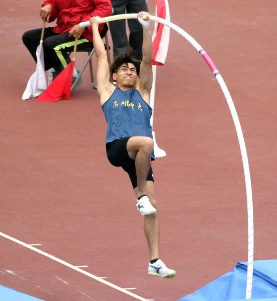 高雄師大黃湧富以5.21打破高懸7年的青年盃公開男子撐竿跳高紀錄,躍居歷年第7傑。林嘉欣/攝影。