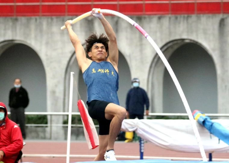 高雄師大黃湧富以5.21打破高懸7年的青年盃公開男子撐竿跳高紀錄,躍居歷年第7傑。林嘉欣/攝影。