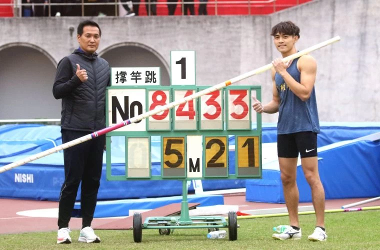 高雄師大黃湧富(右)以5.21打破高懸7年的青年盃公開男子撐竿跳高紀錄,躍居歷年第7傑,也超越教練劉衍松(左)的紀錄5.15。林嘉欣/攝影。