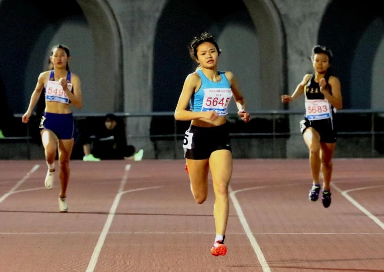 高女400公尺預賽麥寮高中楊睿萱(中)56.45破大會。林嘉欣/攝影。
