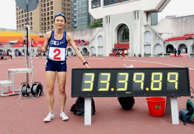謝千鶴以33分39秒90在青年盃田徑賽公開女10000公尺破全國。林嘉欣/攝影。