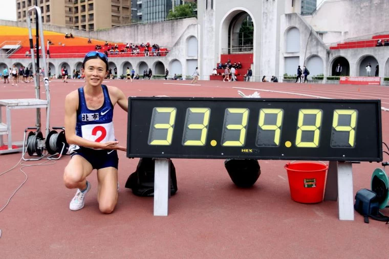 謝千鶴以33分39秒90在青年盃田徑賽公開女10000公尺破全國。林嘉欣/攝影。