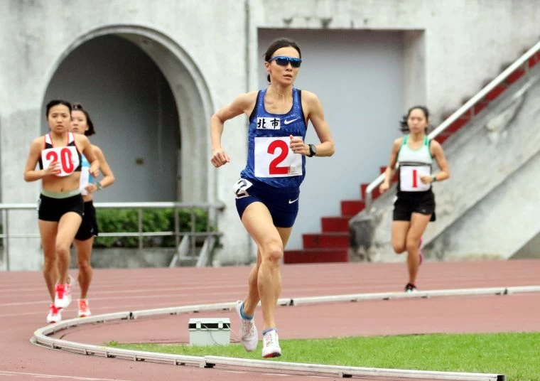 謝千鶴以33分39秒90在青年盃田徑賽公開女10000公尺破全國。林嘉欣/攝影。