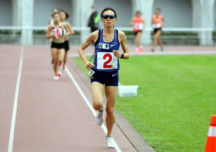 謝千鶴以33分39秒90在青年盃田徑賽公開女10000公尺破全國。林嘉欣/攝影。