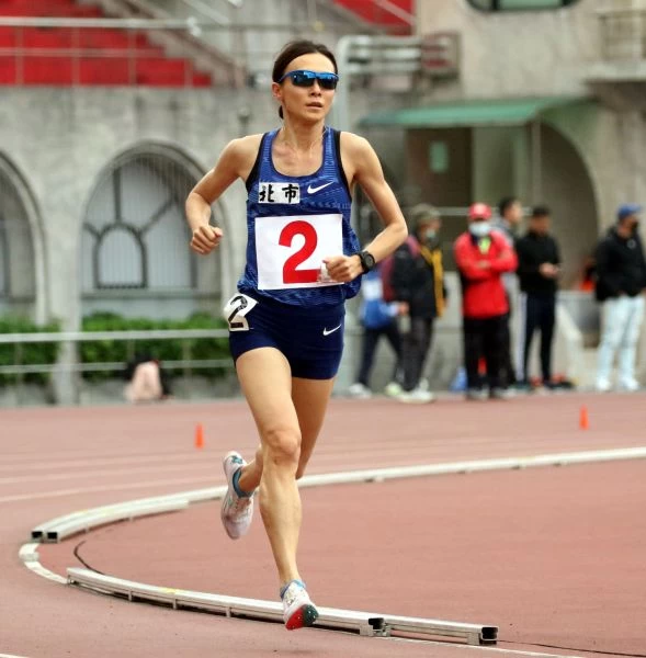 謝千鶴以33分39秒90在青年盃田徑賽公開女10000公尺破全國。林嘉欣/攝影。