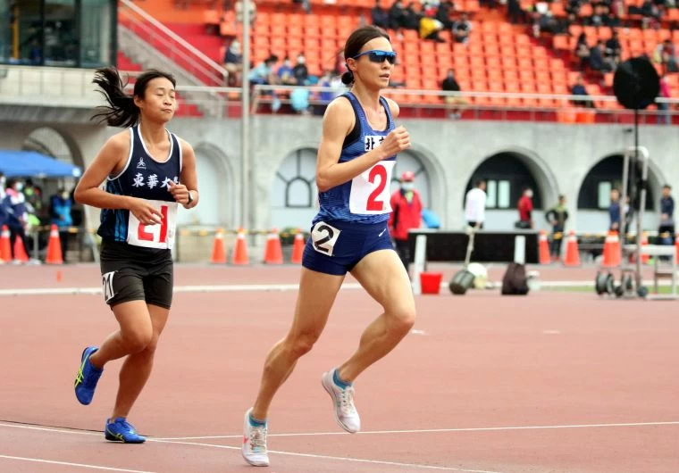 謝千鶴以33分39秒90在青年盃田徑賽公開女10000公尺破全國。林嘉欣/攝影。