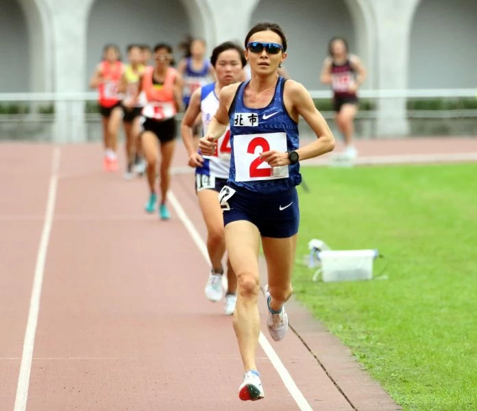 謝千鶴以33分39秒90在青年盃田徑賽公開女10000公尺破全國。林嘉欣/攝影。