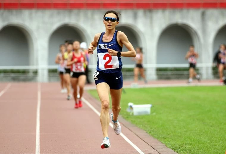謝千鶴以33分39秒90在青年盃田徑賽公開女10000公尺破全國。林嘉欣/攝影。