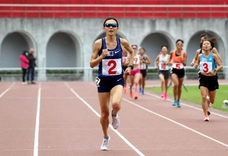 謝千鶴以33分39秒90在青年盃田徑賽公開女10000公尺破全國。林嘉欣/攝影。