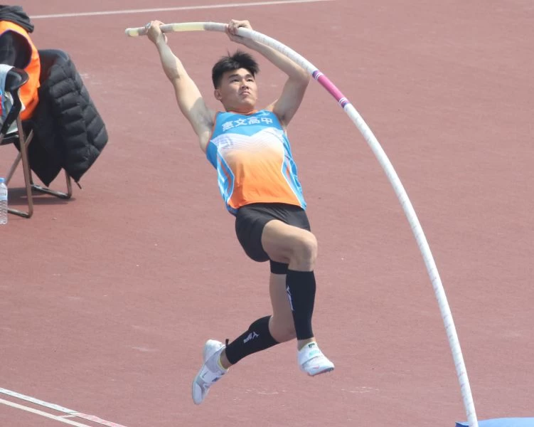林琮憲以4.82公尺，打破高懸5年的大會紀錄4.81。林嘉欣／攝影。