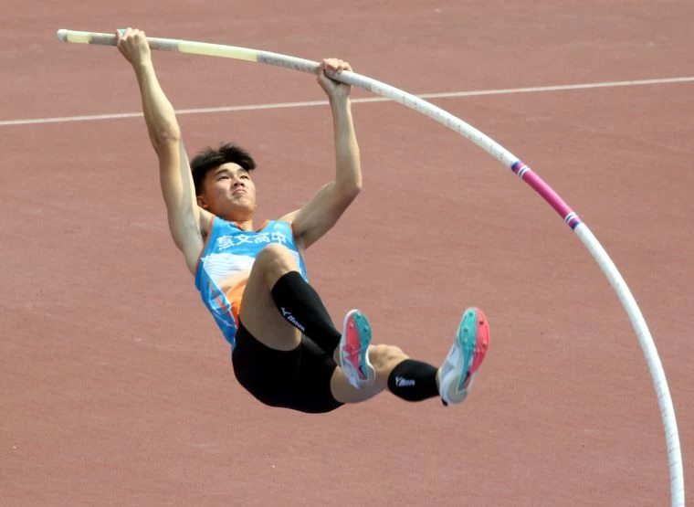 林琮憲以4.82公尺，打破高懸5年的大會紀錄4.81。林嘉欣／攝影。