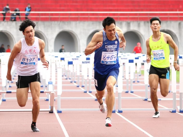 陳奎儒(中)以14秒03在新北市青年盃男子110公尺跨欄決賽封王。林嘉欣/攝影。