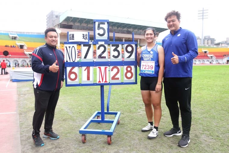 奧運培訓隊余雅倩以創最佳的61.28破大會,只差女子鏈球全國紀錄26公分,教練張銘煌(右)給她打100分。林嘉欣/攝影。