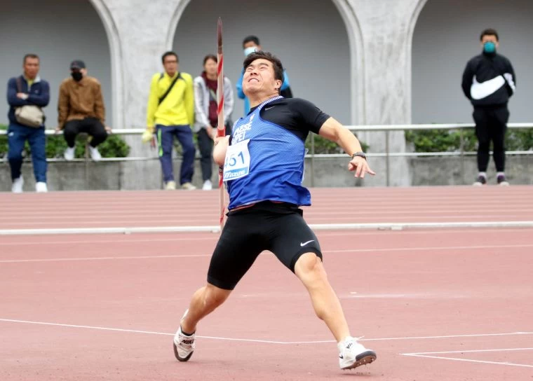 黃士峰以79.30在新北市青年盃田徑賽公開男子標槍決賽封王。林嘉欣/攝影。