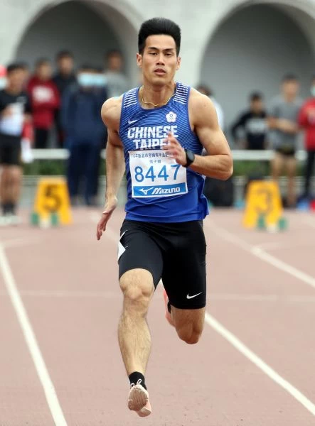 楊俊瀚飆出本季最佳的10秒26，在青年盃田徑賽公開男100公尺決賽破大會封王。林嘉欣／攝影。