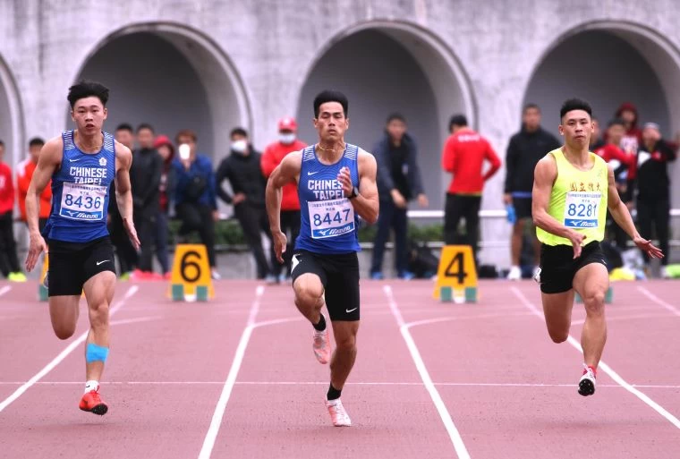 楊俊瀚飆出本季最佳的10秒26，在青年盃田徑賽公開男100公尺決賽破大會封王，文華佑（左）10.50第二，林祐賢第三。林嘉欣／攝影。