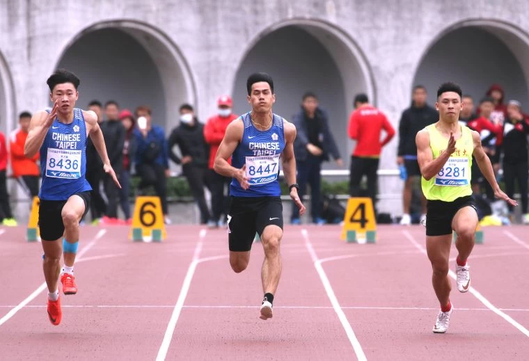 楊俊瀚飆出本季最佳的10秒26，在青年盃田徑賽公開男100公尺決賽破大會封王，文華佑（左）10.50第二，林祐賢第三。林嘉欣／攝影。