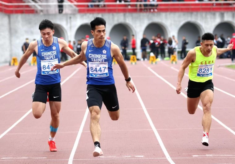 楊俊瀚飆出本季最佳的10秒26，在青年盃田徑賽公開男100公尺決賽破大會封王，文華佑（左）10.50第二，林祐賢第三。林嘉欣／攝影。