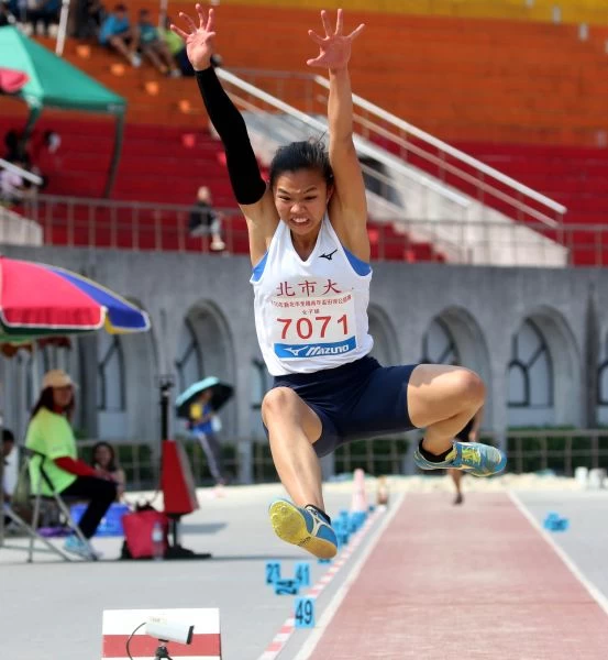 來自香港的陳家倩以5.96打破青年盃公開女跳遠大會紀錄。林嘉欣／攝影。