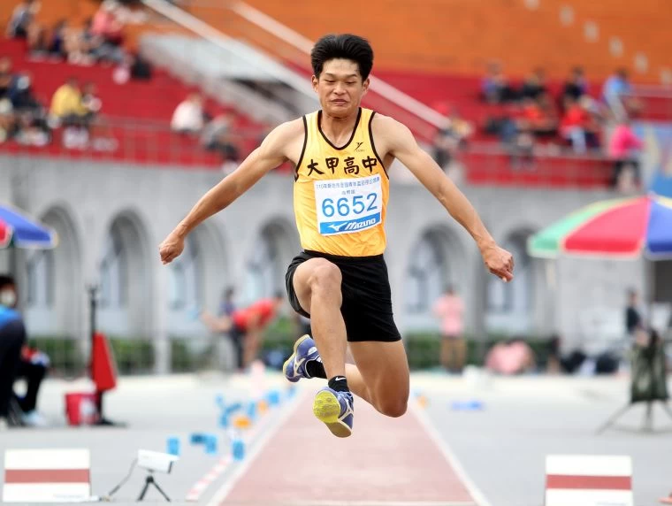 高男三級跳遠決賽,臺中市大甲高中周政嘉15.45公尺奪金破大會。林嘉欣/攝影。