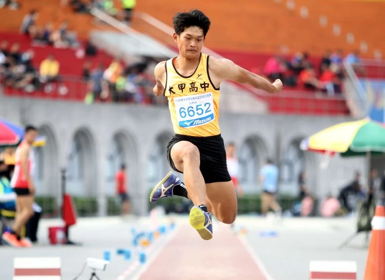 高男三級跳遠決賽,臺中市大甲高中周政嘉15.45公尺奪金破大會。林嘉欣/攝影。