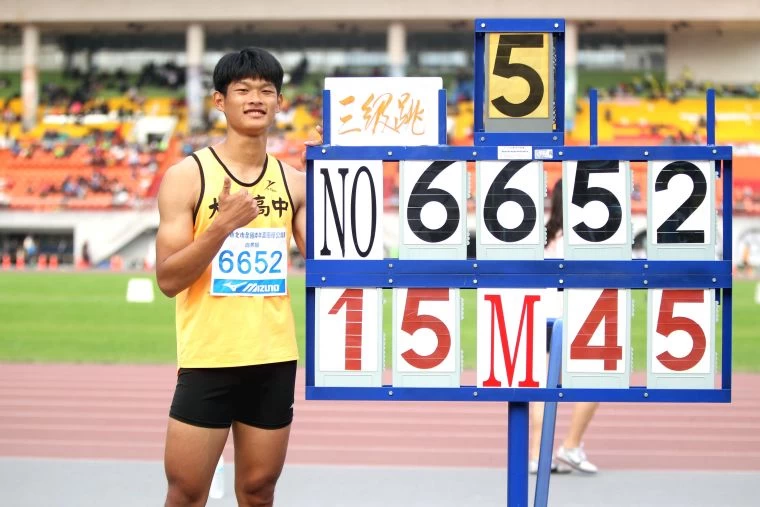 高男三級跳遠決賽,臺中市大甲高中周政嘉15.45公尺奪金破大會。林嘉欣/攝影。