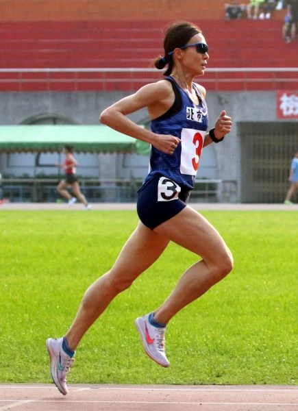 公開女5000公尺決賽,謝千鶴16分24秒48摘金破大會。林嘉欣/攝影。