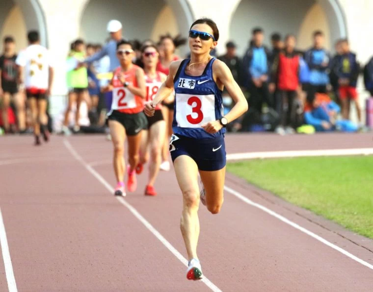 公開女5000公尺決賽,謝千鶴16分24秒48摘金破大會。林嘉欣/攝影。