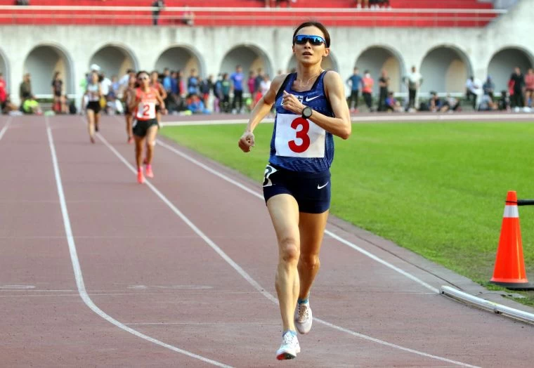 公開女5000公尺決賽,謝千鶴16分24秒48摘金破大會。林嘉欣/攝影。