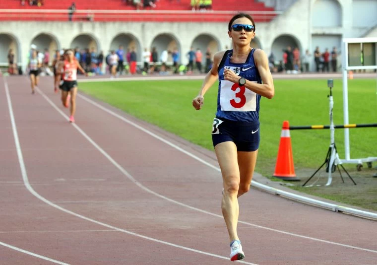 公開女5000公尺決賽,謝千鶴16分24秒48摘金破大會。林嘉欣/攝影。